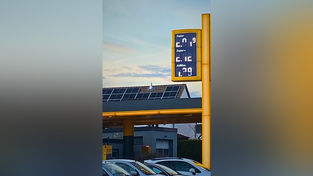 Der Preis flackert. Es geht den ganzen Tag ein bisschen rauf, ein bisschen runter.