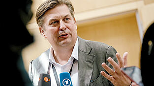 AfD-Bundestagsabgeordneter Maximilian Krah erschien heuer beim Sommerfest des Landkreises Regensburg. SPD und Grüne stellten den Antrag, Konsequenzen daraus zu ziehen. AfD-Bundestagsabgeordneter Maximilian Krah erschien heuer beim Sommerfest des Landkreises Regensburg. SPD und Grüne stellten den Antrag, Konsequenzen daraus zu ziehen.
