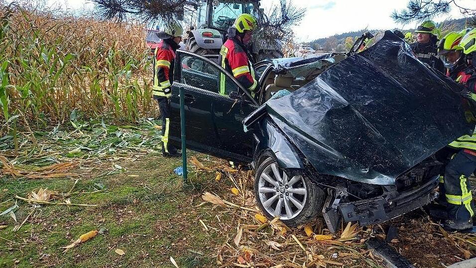 Vier junge Menschen wurden am Samstag bei einem Autounfall bei Ruhstorf (Kreis Passau) schwer verletzt.
