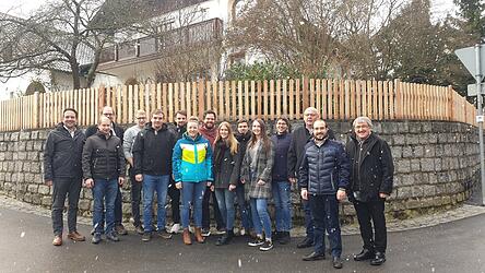 Bei leichtem Schneefall versammelten sich die neue Vorstandschaft der KLJB Wetzelsberg und die Ehrengäste. Darunter (von links) KJR-Vorsitzender Robert Dollmann, KLJB-Vorsitzender Christoph Poiger, sowie (von rechts) Pfarrer Werner Gallmeier, BDKJ-Vorsitzender Daniel Poiger und Bürgermeister Max Dietl.