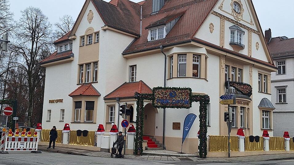In der alten Stadtvilla an der Ecke Hans-Kr&auml;mer-/Bahnhofstra&szlig;e gibt es nun Brillen &uuml;ber Brillen - geordnet nach Designermarken.