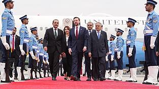 Die US-Delegation um JD Vance landete auf einem Luftwaffenstützpunkt nahe der Hauptstadt Islamabad. Die US-Delegation um JD Vance landete auf einem Luftwaffenstützpunkt nahe der Hauptstadt Islamabad.