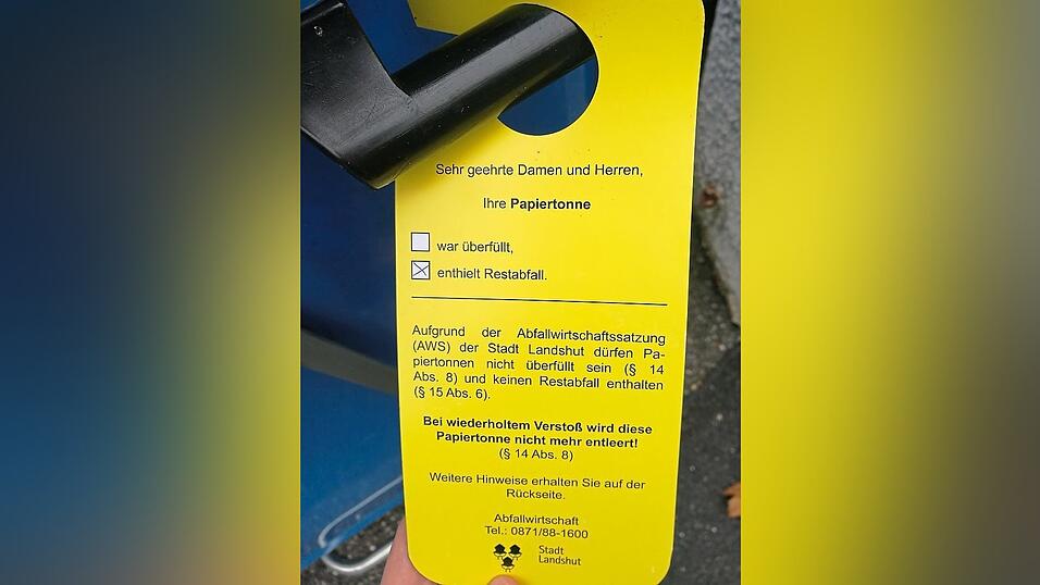 Immer wieder kommt es vor, dass Restabfall in Papiertonnen entsorgt wird. Mit Hinweiszetteln soll das in Zukunft verhindert werden. Immer wieder kommt es vor, dass Restabfall in Papiertonnen entsorgt wird. Mit Hinweiszetteln soll das in Zukunft verhindert werden.