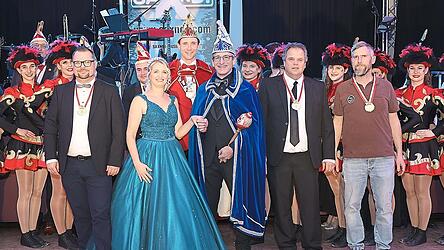 F&uuml;r sie gab es vom Prinzenpaar den diesj&auml;hrigen Faschingsorden (von links): zweiter Vorsitzender Andreas Oberm&uuml;ller, das Prinzenpaar, Vorsitzender Stefan B&ouml;smiller und Gastwirt Gerhard Deutsch junior.
