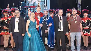 F&uuml;r sie gab es vom Prinzenpaar den diesj&auml;hrigen Faschingsorden (von links): zweiter Vorsitzender Andreas Oberm&uuml;ller, das Prinzenpaar, Vorsitzender Stefan B&ouml;smiller und Gastwirt Gerhard Deutsch junior.