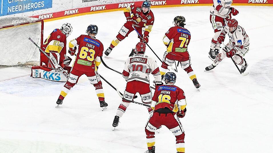 Lücke erspäht - und sogleich präzise abgezogen: Jakob Mayenschein (rechts) markierte quasi durchs „Hosentürl“ von DEG-Keeper Niklas Lunemann in der 14. Minute das 2:0 für den EV Landshut. Lücke erspäht - und sogleich präzise abgezogen: Jakob Mayenschein (rechts) markierte quasi durchs „Hosentürl“ von DEG-Keeper Niklas Lunemann in der 14. Minute das 2:0 für den EV Landshut.