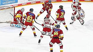 Lücke erspäht - und sogleich präzise abgezogen: Jakob Mayenschein (rechts) markierte quasi durchs „Hosentürl“ von DEG-Keeper Niklas Lunemann in der 14. Minute das 2:0 für den EV Landshut. Lücke erspäht - und sogleich präzise abgezogen: Jakob Mayenschein (rechts) markierte quasi durchs „Hosentürl“ von DEG-Keeper Niklas Lunemann in der 14. Minute das 2:0 für den EV Landshut.