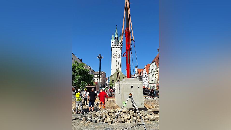 Der Technikschacht wird eingehoben. Der Technikschacht wird eingehoben.
