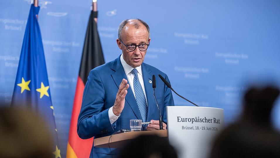 Bundeskanzler Friedrich Merz spricht bei der Pressekonferenz nach den Beratungen beim EU-Gipfel, dem Treffen der Staats- und Regierungschefs der EU, mit dem Thema des Gemeinschaftshaushalts ab 2028. Bundeskanzler Friedrich Merz spricht bei der Pressekonferenz nach den Beratungen beim EU-Gipfel, dem Treffen der Staats- und Regierungschefs der EU, mit dem Thema des Gemeinschaftshaushalts ab 2028.