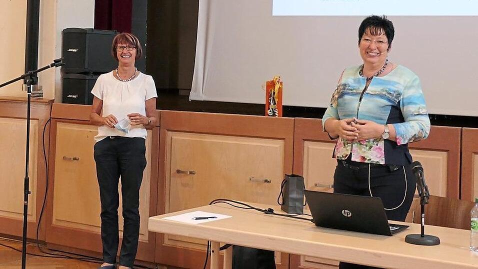 Marlies W&uuml;rzner (li.), examinierte Geburtsvorbereiterin, Still- und Laktoseberaterin, Prof. Fabienne Becker-Stoll, Direktorin des Staatsinstituts f&uuml;r Fr&uuml;hp&auml;dagogik aus M&uuml;nchen.