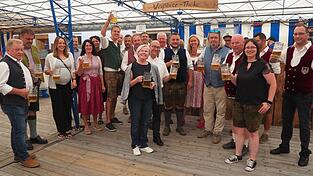 Prost! Die Ehrengäste versammeln sich nach dem erfolgreichen Anzapfen.