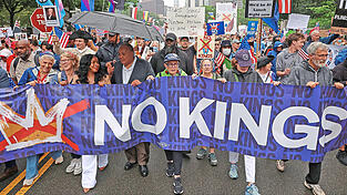„No Kings!“ - dieser Spruch war auf den Plakaten vieler Demonstranten zu lesen. Er bezieht sich auf die autokratischen Auswüchse Donald Trumps. Protestiert wurde am Samstag nicht nur gegen seine Militärparade, sondern unter anderem auch gegen die Massenabschiebungen.