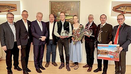 Der Fischereiverband Niederbayern verlieh erstmalig den Gewässerschutzpreis in Straubing beim Bezirksfischereiverein. Mit dabei waren (v.l.): Josef Zellmeier, Markus Pannermayr, Alois Rainer, Michael Kreiner, Hermann Waas, Ruth Waas, Jörg Kuhn, Hubert Aiwanger und Dr. Martin Kreuzer.