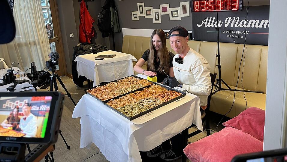 Sebastian Michels und Sarina Mondi vor Beginn der Essens-Challenge.