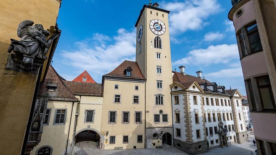Auch im Regensburger Rathaus kann mit Geldern aus dem Sondervermögen geplant werden. Auch im Regensburger Rathaus kann mit Geldern aus dem Sondervermögen geplant werden.