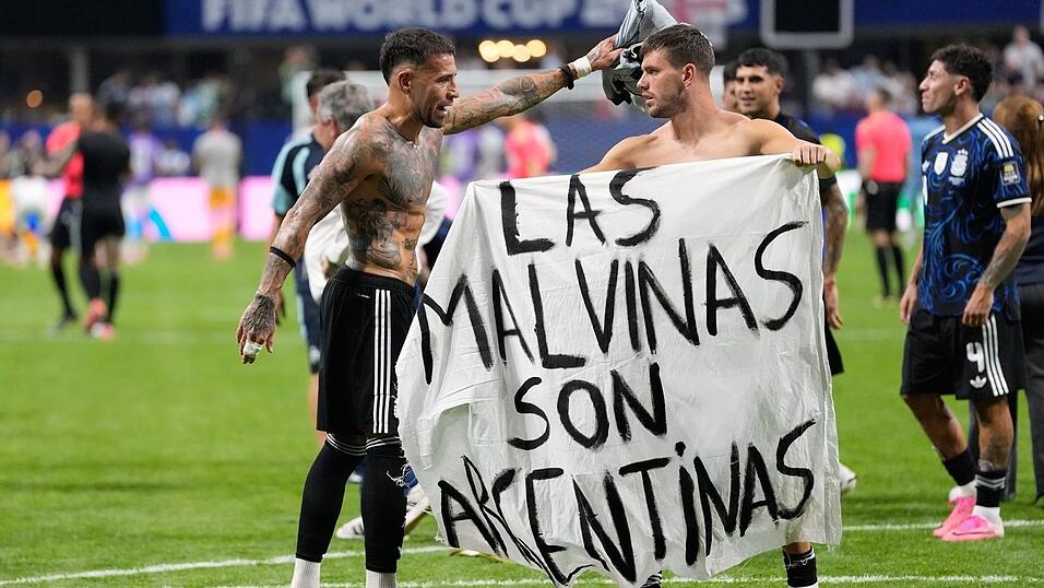 Die Argentinier feiern mit einem brisanten Plakat.
