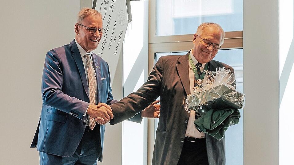 Amtsübergabe im IHGC: Der neue Präsident Adi Schapfl (links) bedankt sich bei seinem Vorgänger Leslie Roy (rechts). Amtsübergabe im IHGC: Der neue Präsident Adi Schapfl (links) bedankt sich bei seinem Vorgänger Leslie Roy (rechts).