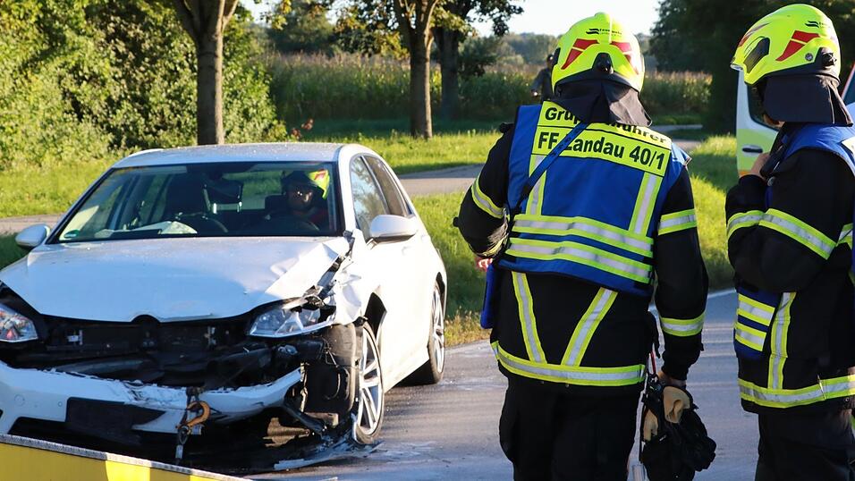 Die Feuerwehr hilft dem Abschleppdienst, den schwer beschädigten Golf von der Straße zu schaffen. Die Feuerwehr hilft dem Abschleppdienst, den schwer beschädigten Golf von der Straße zu schaffen.