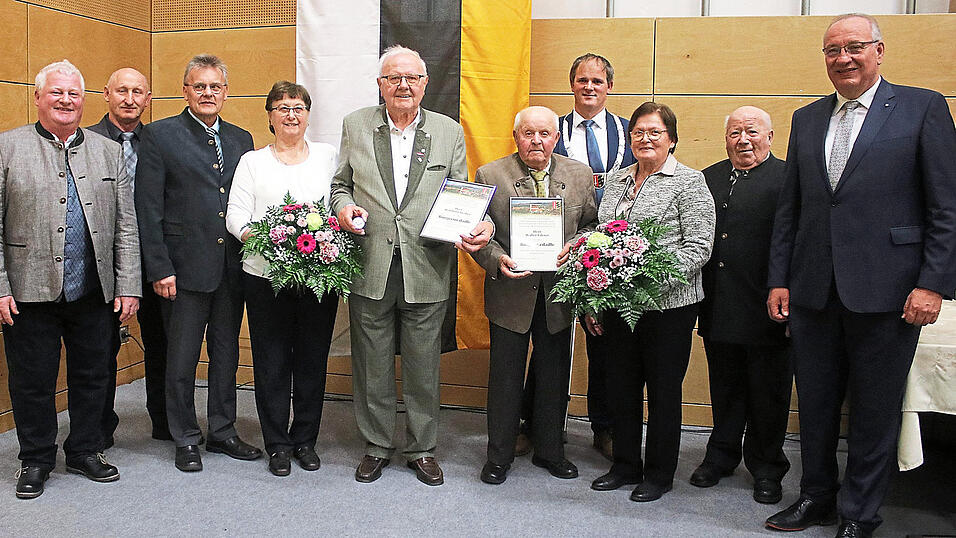Premiere in Michelsneukirchen bei der Verleihung der ersten Bürgermedaillen: Landrat Franz Löffler (rechts), Ehrenbürger Hubert Kerscher (Zweiter von rechts), Bürgermeister Christian Raab,Willi Stoiber (Fünfter von links) und Walter Ederer (Fünfter von rechts) jeweils mit Gattin, Altbürgermeister Gerhard Blab (Dritter von links) und die stellvertretenden Bürgermeister Josef Popp und Josef Riedl. Premiere in Michelsneukirchen bei der Verleihung der ersten Bürgermedaillen: Landrat Franz Löffler (rechts), Ehrenbürger Hubert Kerscher (Zweiter von rechts), Bürgermeister Christian Raab,Willi Stoiber (Fünfter von links) und Walter Ederer (Fünfter von rechts) jeweils mit Gattin, Altbürgermeister Gerhard Blab (Dritter von links) und die stellvertretenden Bürgermeister Josef Popp und Josef Riedl.