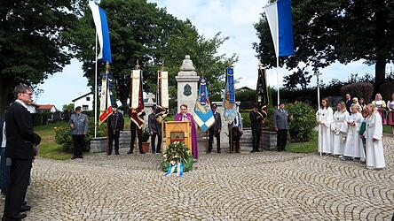 Nach dem Festgottesdienst versammelten sich alle am Kriegerdenkmal.