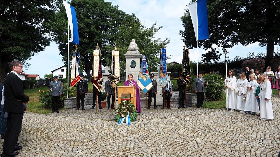 Nach dem Festgottesdienst versammelten sich alle am Kriegerdenkmal.