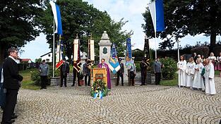 Nach dem Festgottesdienst versammelten sich alle am Kriegerdenkmal.