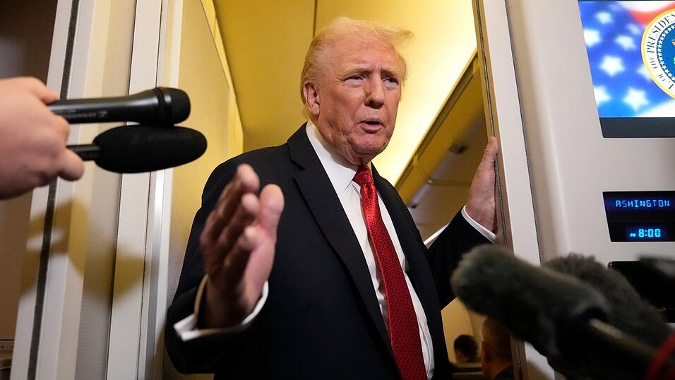 US-Präsident Donald Trump spricht sich für ein Einfrieren des Frontverlaufs aus. US-Präsident Donald Trump spricht sich für ein Einfrieren des Frontverlaufs aus.