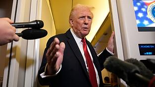 US-Präsident Donald Trump spricht sich für ein Einfrieren des Frontverlaufs aus. US-Präsident Donald Trump spricht sich für ein Einfrieren des Frontverlaufs aus.