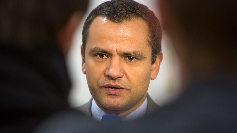 Zwei Jahre nach der Kinderporno-Affäre hat Sebastian Edathy Journalisten der Süddeutschen Zeitung ein Interview gegeben. Zwei Jahre nach der Kinderporno-Affäre hat Sebastian Edathy Journalisten der Süddeutschen Zeitung ein Interview gegeben.