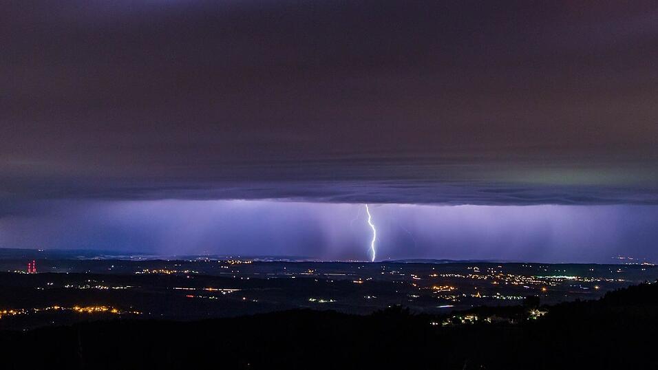 Eine teils heftige Gewitterfront zog Mittwochnacht über Ostbayern. Diese Aufnahme entstand am Brotjackriegel in der Region Sonnenwald (Kreis Deggendorf). Eine teils heftige Gewitterfront zog Mittwochnacht über Ostbayern. Diese Aufnahme entstand am Brotjackriegel in der Region Sonnenwald (Kreis Deggendorf).