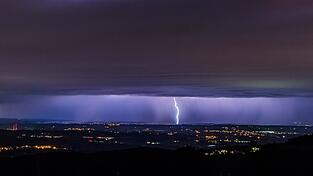Eine teils heftige Gewitterfront zog Mittwochnacht über Ostbayern. Diese Aufnahme entstand am Brotjackriegel in der Region Sonnenwald (Kreis Deggendorf). Eine teils heftige Gewitterfront zog Mittwochnacht über Ostbayern. Diese Aufnahme entstand am Brotjackriegel in der Region Sonnenwald (Kreis Deggendorf).
