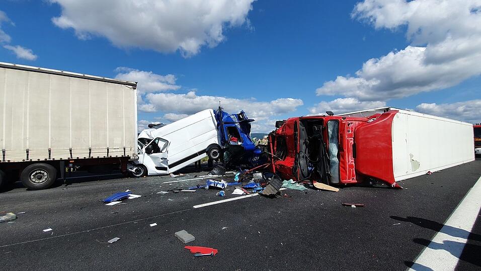 Schwerer Unfall am Mittwoch auf der Autobahn A3 bei Regensburg.