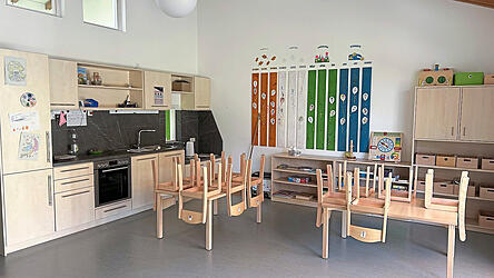 Blick in einen modernen Gruppenraum mit neuer Küchenzeile. In der Sanierungszeit waren viele Herausforderungen zu bewältigen.