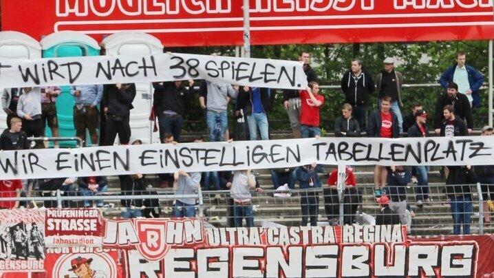 Die Spruchbänder der Jahnfans beim Spiel gegen den Chemnitzer FC. (Foto: Fabian Roßmann) Die Spruchbänder der Jahnfans beim Spiel gegen den Chemnitzer FC. (Foto: Fabian Roßmann)