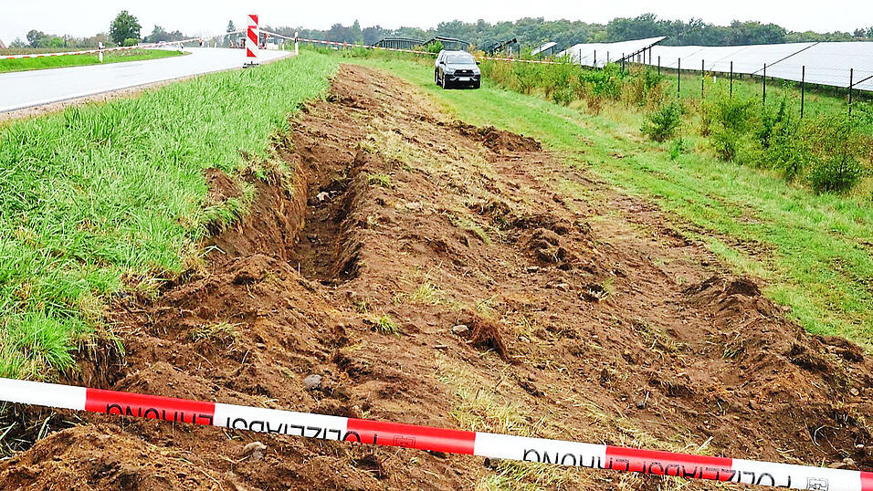 Der Fundort entlang der Kreisstra&szlig;e bei Fronberg blieb l&auml;nger abgesperrt.