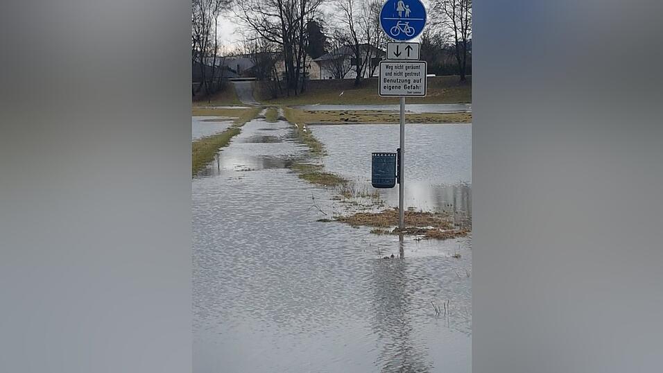 Die Flutmulde ist gesperrt, weil die Pfettrach &uuml;ber die Ufer getreten ist.