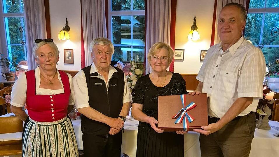 Bürgermeister Xaver Gmach (r.) und Maria Weiß (l.) vom Pfarrgemeinderat gratulieren dem Jubelpaar Heidi und Heini Heitzer. Bürgermeister Xaver Gmach (r.) und Maria Weiß (l.) vom Pfarrgemeinderat gratulieren dem Jubelpaar Heidi und Heini Heitzer.