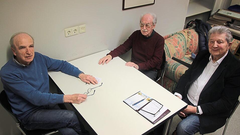 Drei Mann, die viel Zeit und Hirnschmalz in den Erfolg der Further Glashütte gesteckt haben (von links): Hans Schlosser (Controlling), Günther Böhm (Betriebsrat) und Ernst Bauer (Werkleiter). Drei Mann, die viel Zeit und Hirnschmalz in den Erfolg der Further Glashütte gesteckt haben (von links): Hans Schlosser (Controlling), Günther Böhm (Betriebsrat) und Ernst Bauer (Werkleiter).