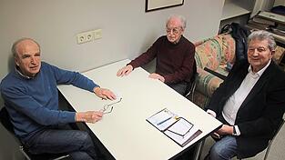 Drei Mann, die viel Zeit und Hirnschmalz in den Erfolg der Further Glashütte gesteckt haben (von links): Hans Schlosser (Controlling), Günther Böhm (Betriebsrat) und Ernst Bauer (Werkleiter). Drei Mann, die viel Zeit und Hirnschmalz in den Erfolg der Further Glashütte gesteckt haben (von links): Hans Schlosser (Controlling), Günther Böhm (Betriebsrat) und Ernst Bauer (Werkleiter).