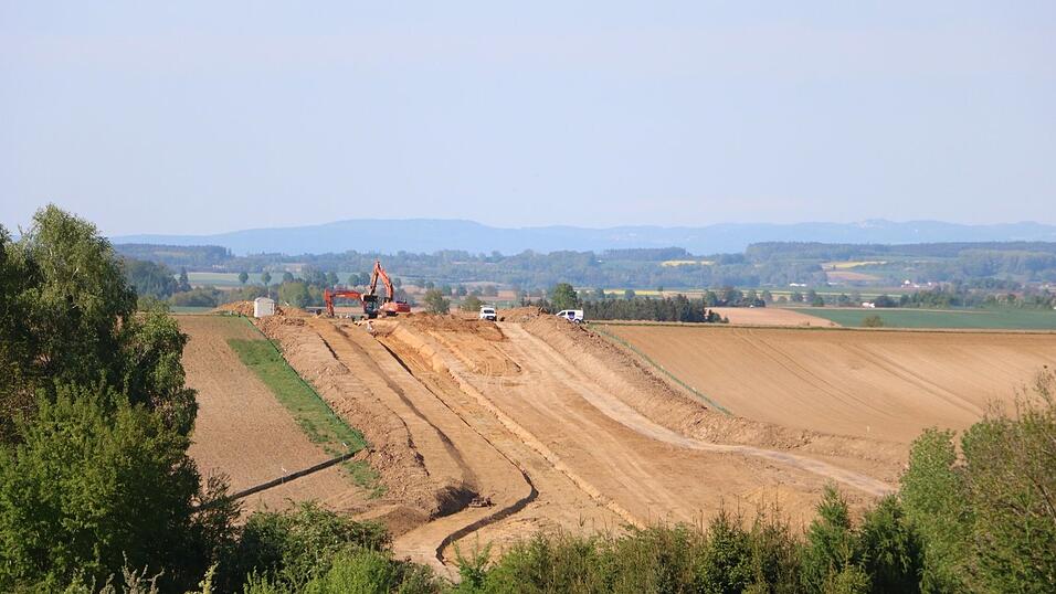 In etwa 45 Meter breiten Korridoren baggern sich die Baufirmen durch den Landkreis, zum Teil soll aber auch das bodenschonendere Pflugverfahren zum Einsatz kommen. In etwa 45 Meter breiten Korridoren baggern sich die Baufirmen durch den Landkreis, zum Teil soll aber auch das bodenschonendere Pflugverfahren zum Einsatz kommen.