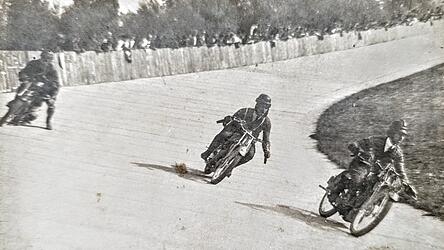 Josef Schmid (vermutlich in der Mitte dieses Fotos) auf der Moosburger Concordia-Rennbahn im Jahr 1926 - die Aufnahme stammt aus einem Fotoalbum eines Vilsbiburgers.