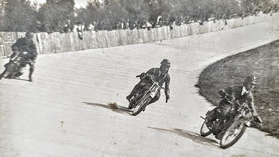 Josef Schmid (vermutlich in der Mitte dieses Fotos) auf der Moosburger Concordia-Rennbahn im Jahr 1926 - die Aufnahme stammt aus einem Fotoalbum eines Vilsbiburgers. Josef Schmid (vermutlich in der Mitte dieses Fotos) auf der Moosburger Concordia-Rennbahn im Jahr 1926 - die Aufnahme stammt aus einem Fotoalbum eines Vilsbiburgers.