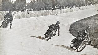Josef Schmid (vermutlich in der Mitte dieses Fotos) auf der Moosburger Concordia-Rennbahn im Jahr 1926 - die Aufnahme stammt aus einem Fotoalbum eines Vilsbiburgers.