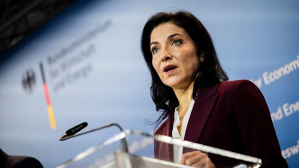 Bundeswirtschaftsministerin Katherina Reiche (CDU) verk&uuml;ndet den Milliardendeal f&uuml;r die Meyer Werft.