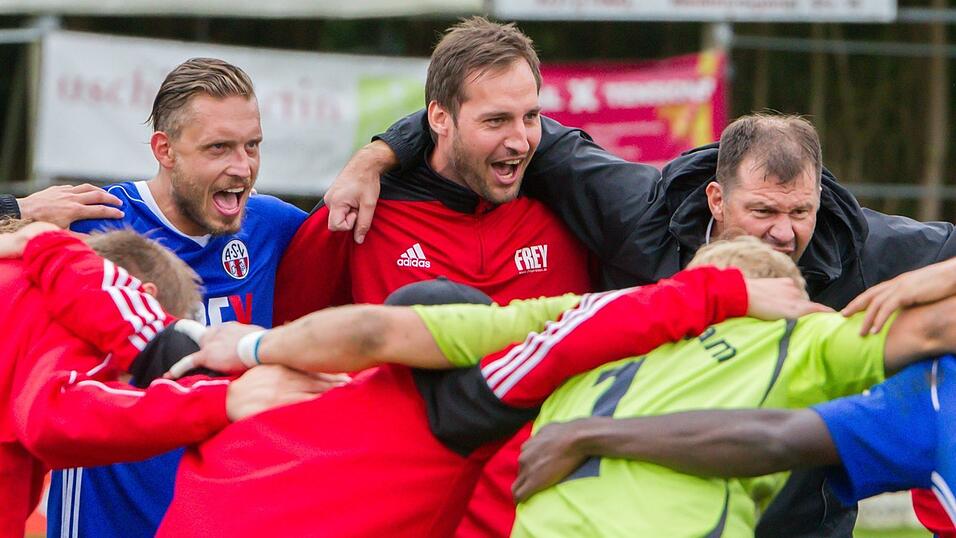 Stefan Riederer (Mitte) jubelt hier mit dem ASV Cham über den Sieg beim 1. FC Bad Kötzting in der Hinrunde. Am Samstag will er das Derby wieder gewinnen - dieses Mal als Aktiver auf dem Platz. Stefan Riederer (Mitte) jubelt hier mit dem ASV Cham über den Sieg beim 1. FC Bad Kötzting in der Hinrunde. Am Samstag will er das Derby wieder gewinnen - dieses Mal als Aktiver auf dem Platz.