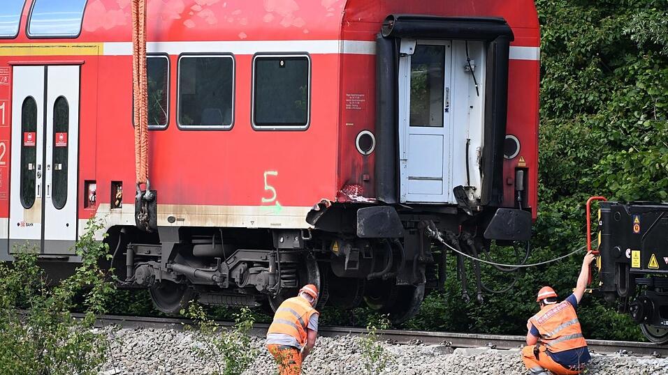 Nach dem Zugunglück mit Toten und Verletzten wird die Bergung der letzten Zugteile durchgeführt. Nach dem Zugunglück mit Toten und Verletzten wird die Bergung der letzten Zugteile durchgeführt.