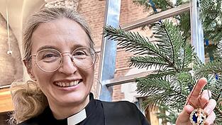 Dekanin Nina Lubomierski hat als liebsten Weihnachtsschmuck eine kleine Krippe mit dem Jesuskind.