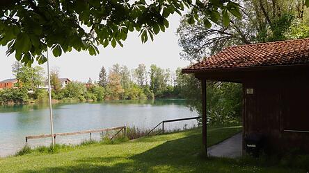 Mit der Auflösung der Wasserwacht-Ortsgruppe steht das auch Wachhäuschen am Baischweiher leer - die Gemeinde versucht, einen Nachfolger für den Wachdienst zu finden.