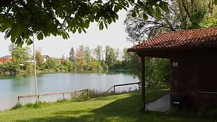 Mit der Auflösung der Wasserwacht-Ortsgruppe steht das auch Wachhäuschen am Baischweiher leer - die Gemeinde versucht, einen Nachfolger für den Wachdienst zu finden.