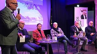 Lebhaft diskutiert wurde am Montagabend beim Themenabend der Brücke im Leeren Beutel: (von links) Thomas Thurow, Ferdinand Schmack, Dagmar Kierner, Joachim Wolbergs, Götz Keßler und Florian Plajer. Lebhaft diskutiert wurde am Montagabend beim Themenabend der Brücke im Leeren Beutel: (von links) Thomas Thurow, Ferdinand Schmack, Dagmar Kierner, Joachim Wolbergs, Götz Keßler und Florian Plajer.
